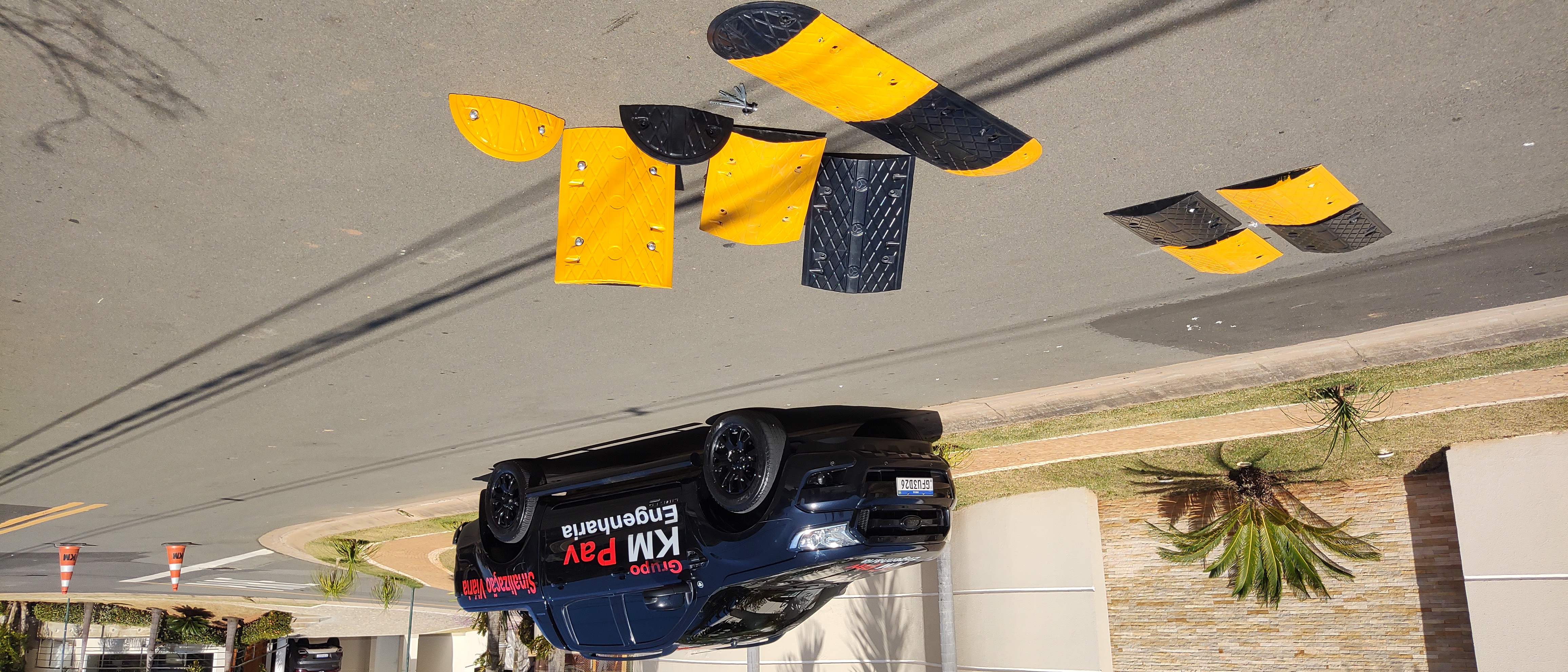 Item Instalação de lombadas de borracha.