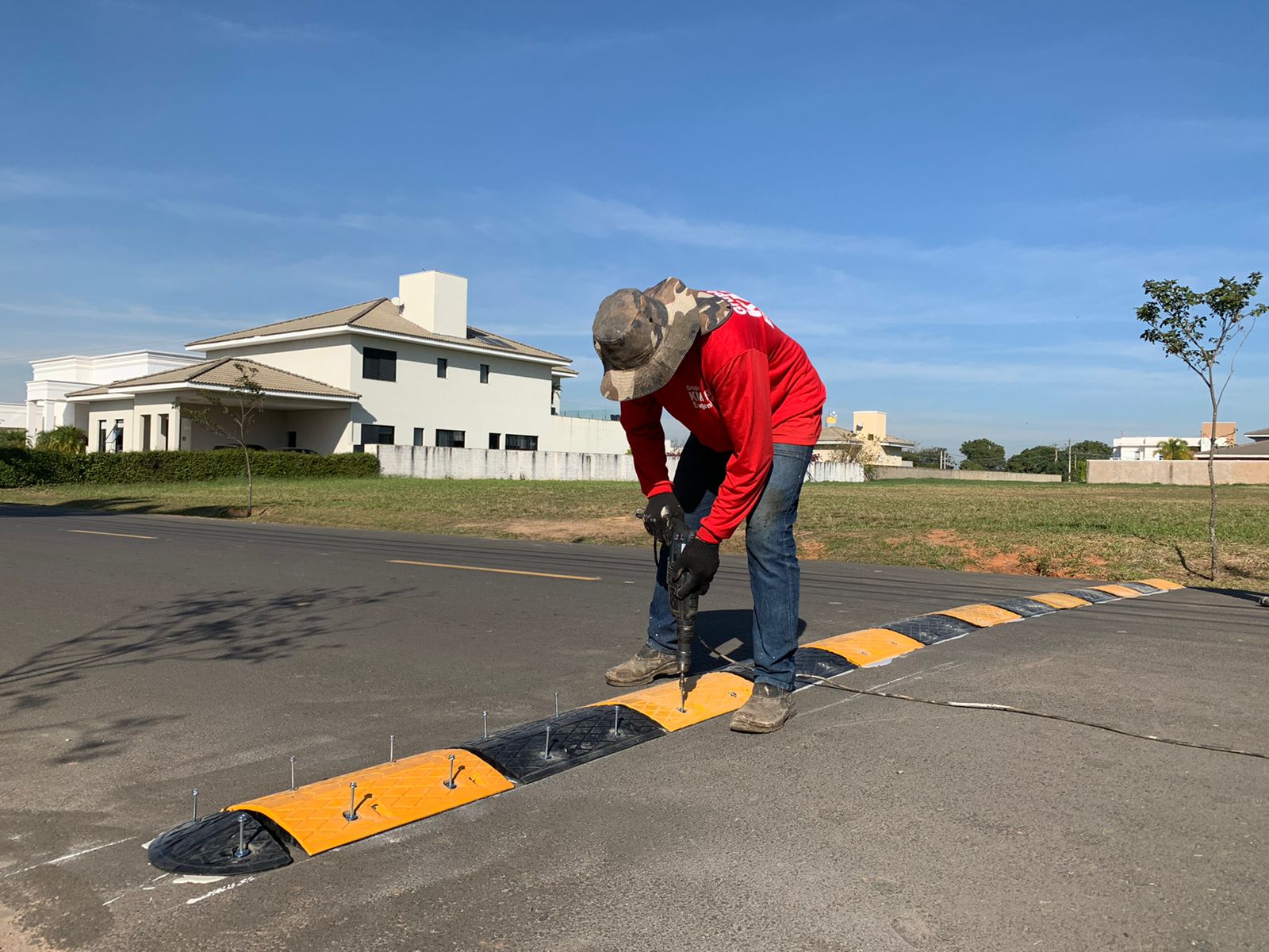 Item Instalação de lombadas de borracha.