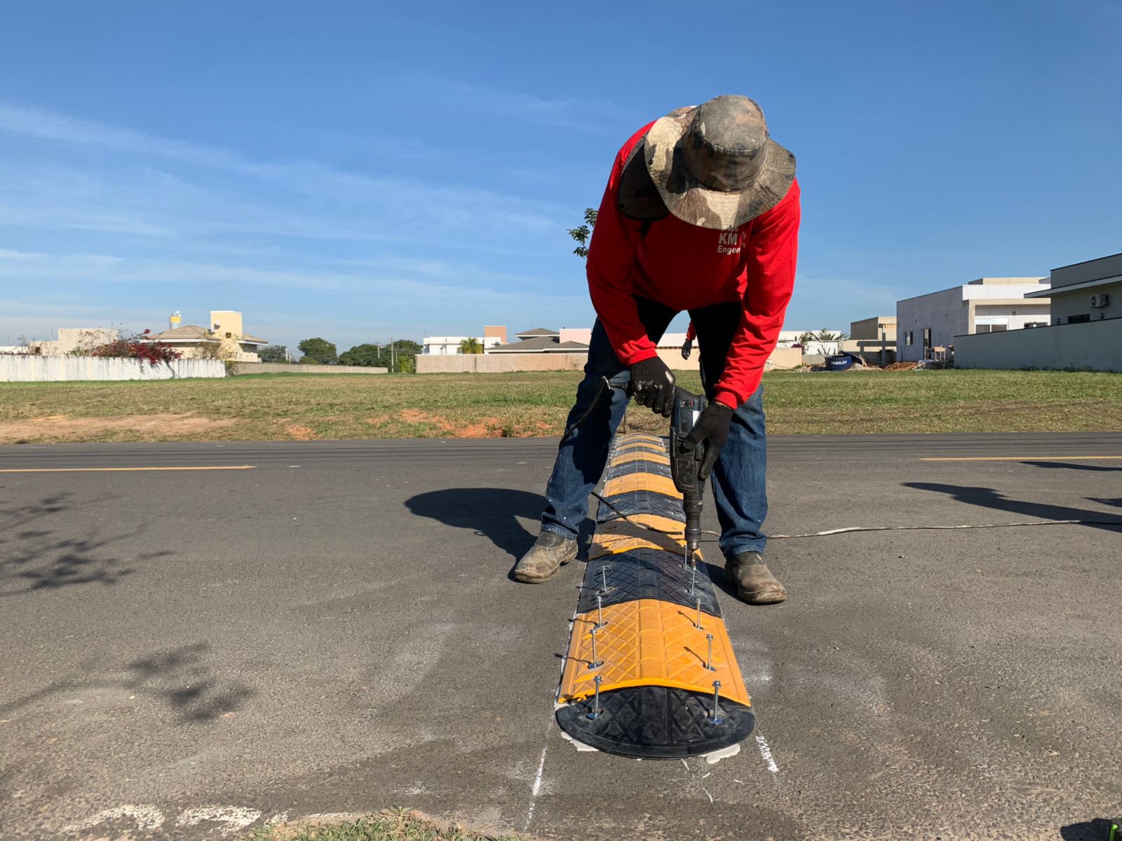 Item Instalação de lombadas de borracha.