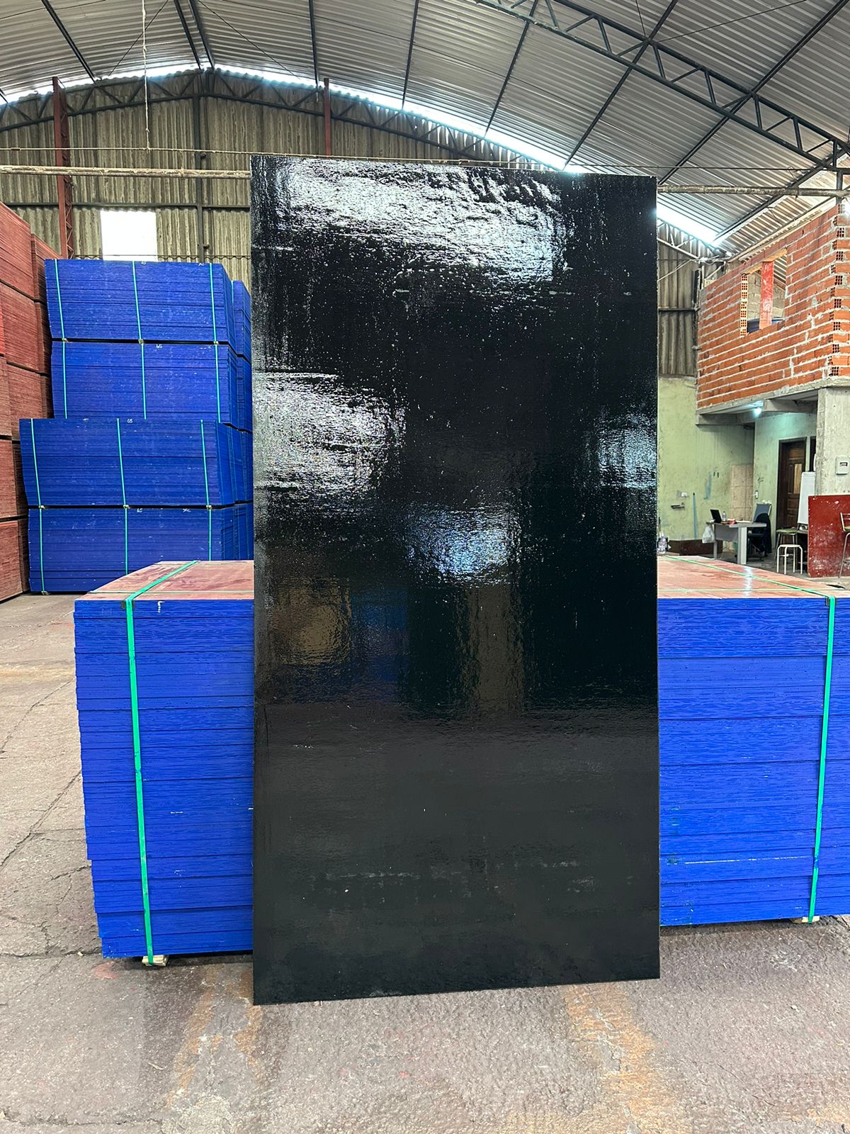 Item FABRICANTE E FORNECEDORA DE MADEIRITE(CHAPA COMPENSADA NAVAL)