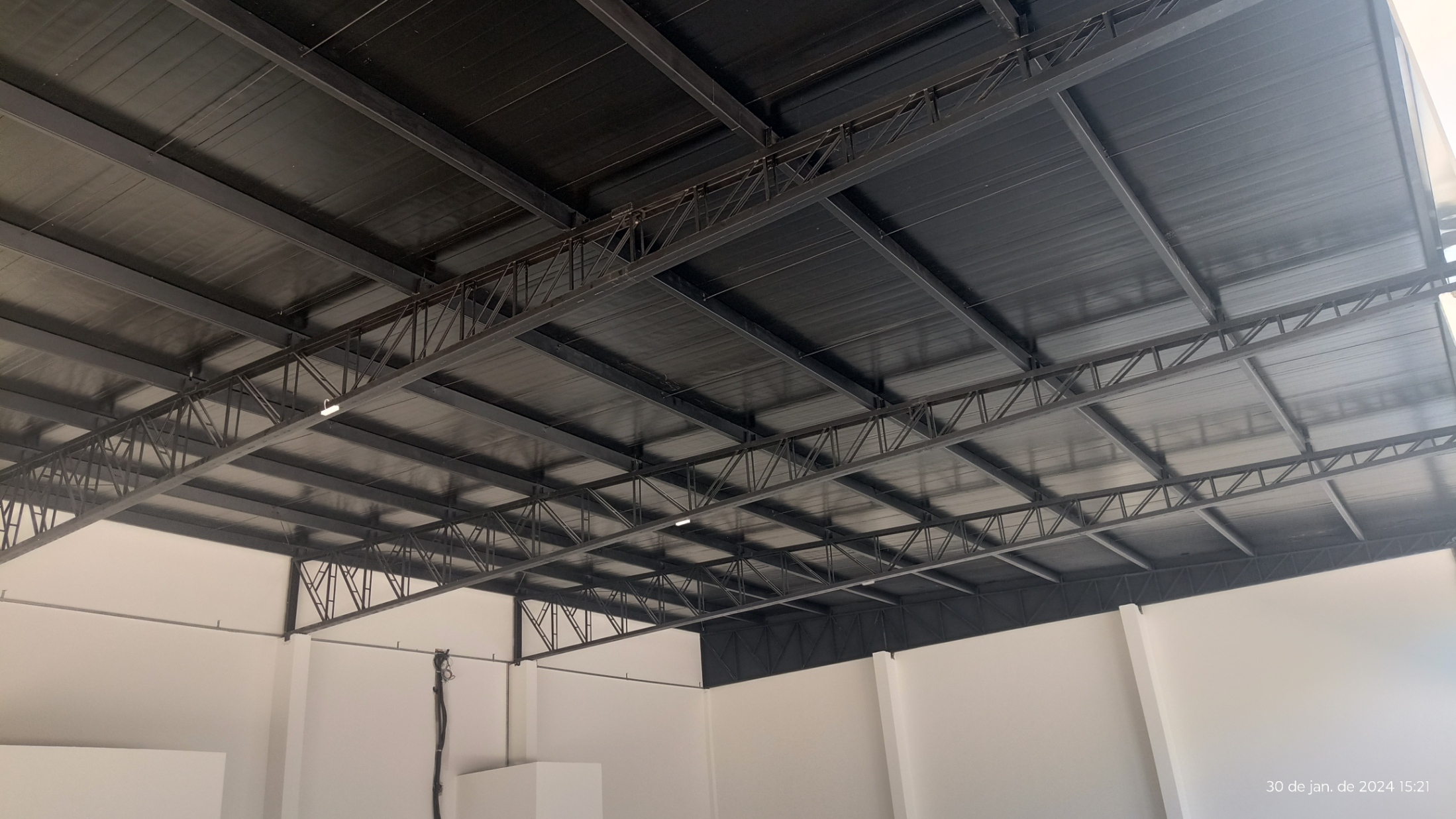 Item Telha trapézio 40/980 + pir 30mm + bandeja preta.