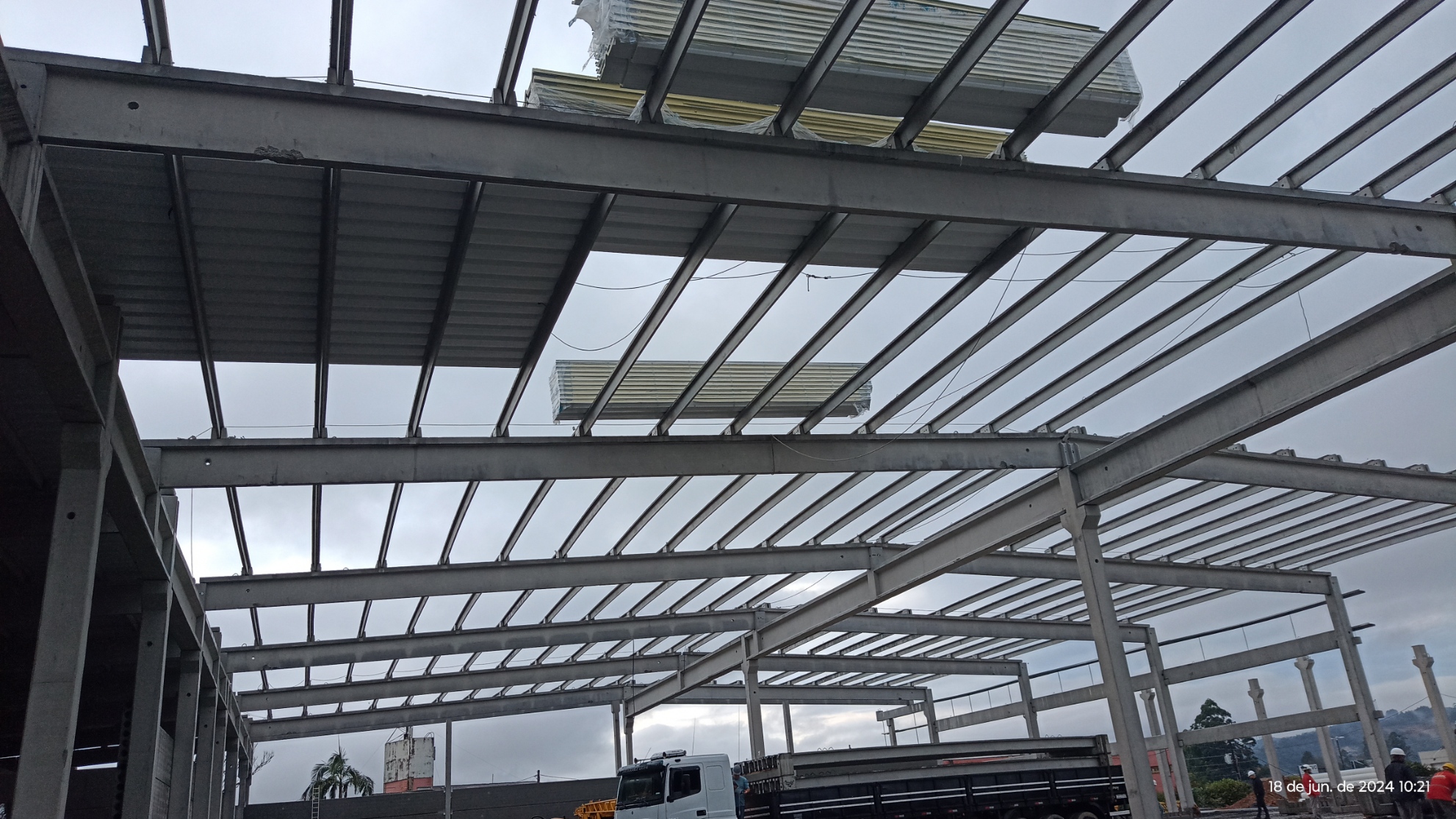 Item Telha superior trapézio 100/950 + pir 50mm+ telha inferior tp100/950