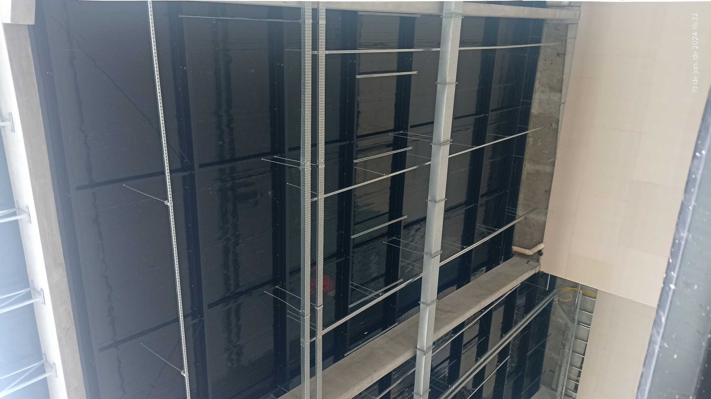 Item Telhas trapézio 40/980 + pir 30mm + bandeja preta.