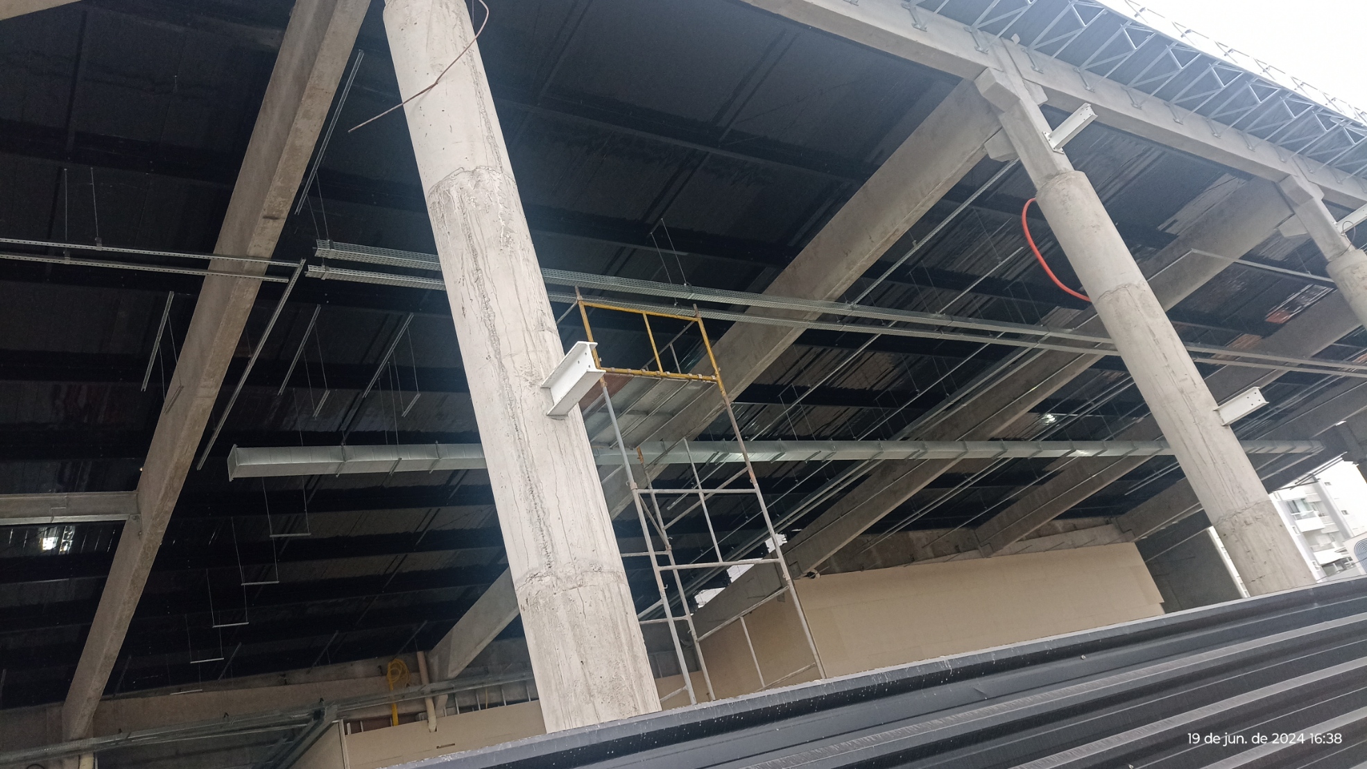 Item Telhas trapézio 40/980 + pir 30mm + bandeja preta.