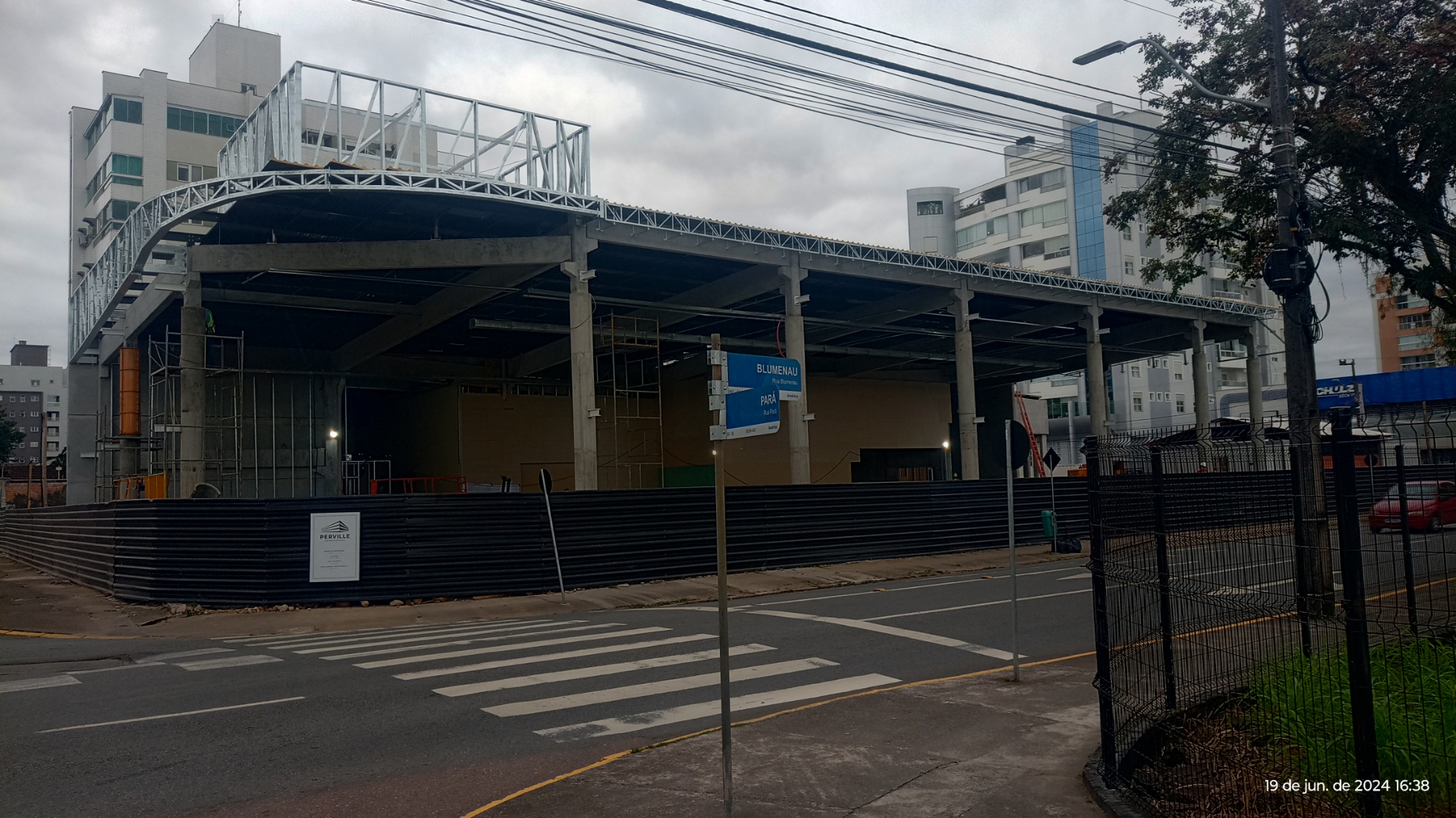 Item Telhas trapézio 40/980 + pir 30mm + bandeja preta.