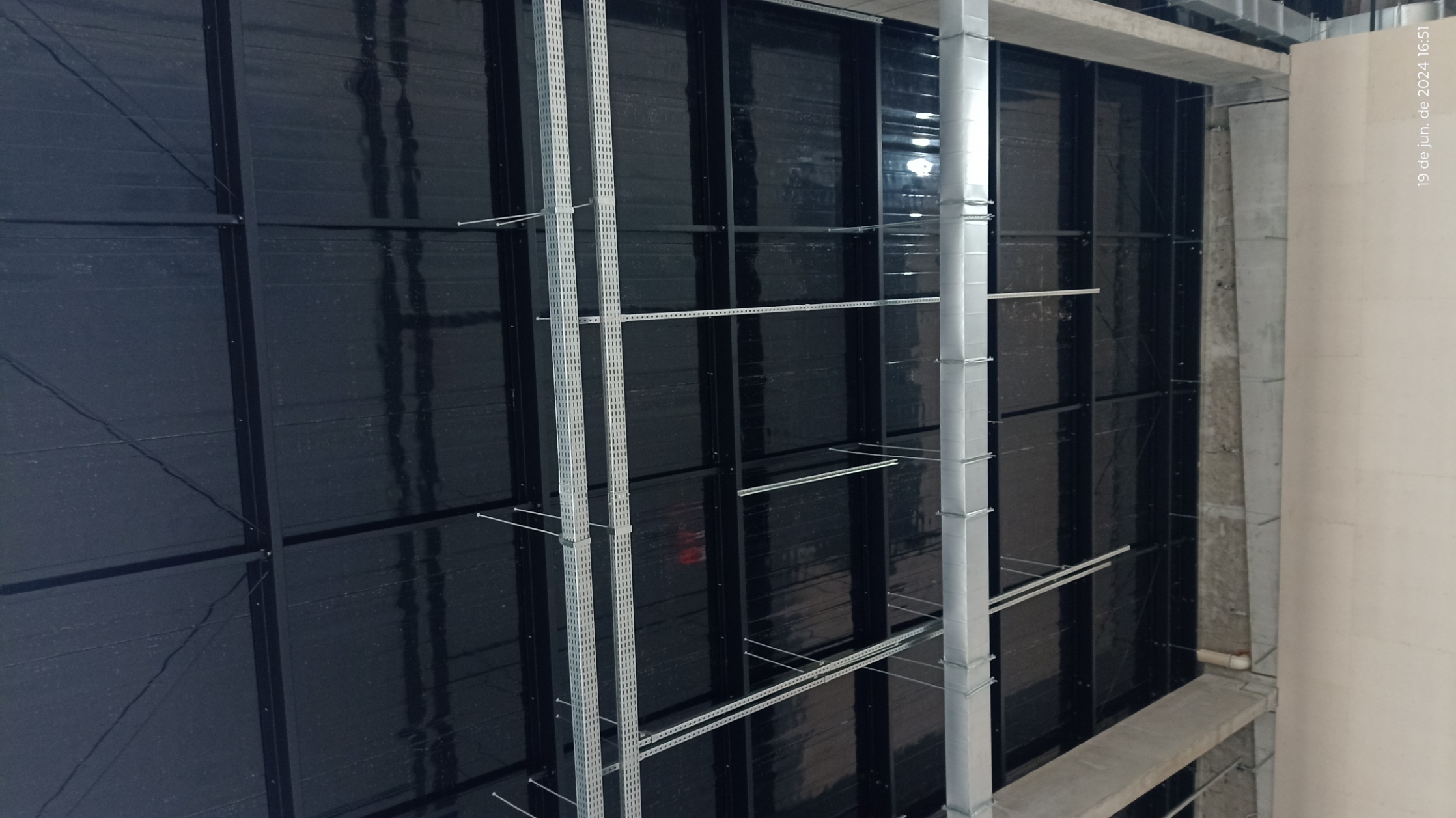 Item Telhas trapézio 40/980 + pir 30mm + bandeja preta.