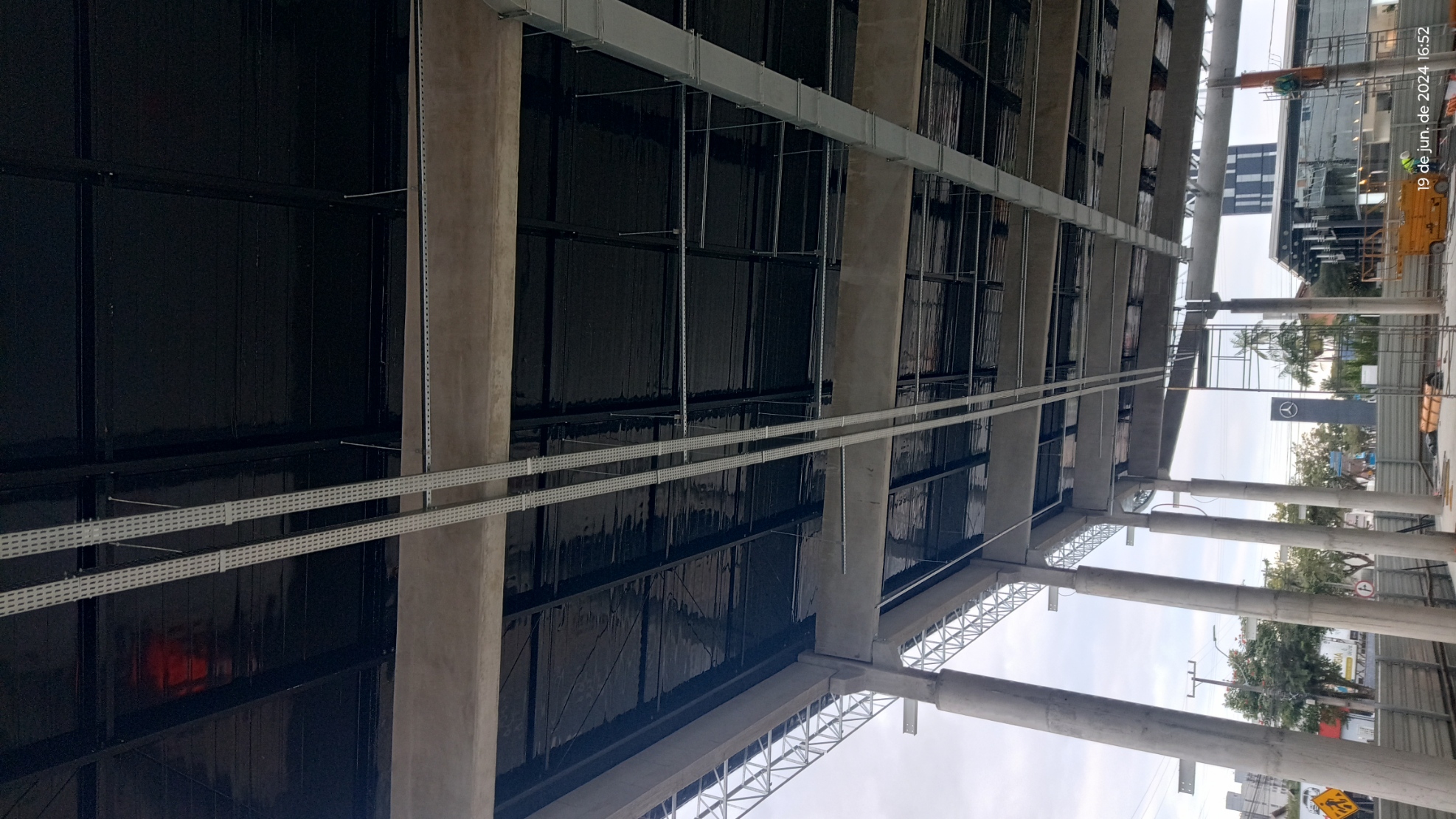 Item Telhas trapézio 40/980 + pir 30mm + bandeja preta.