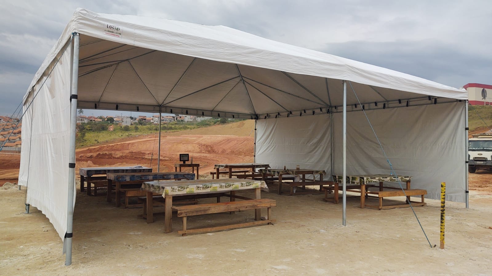 Item Tenda Piramidal