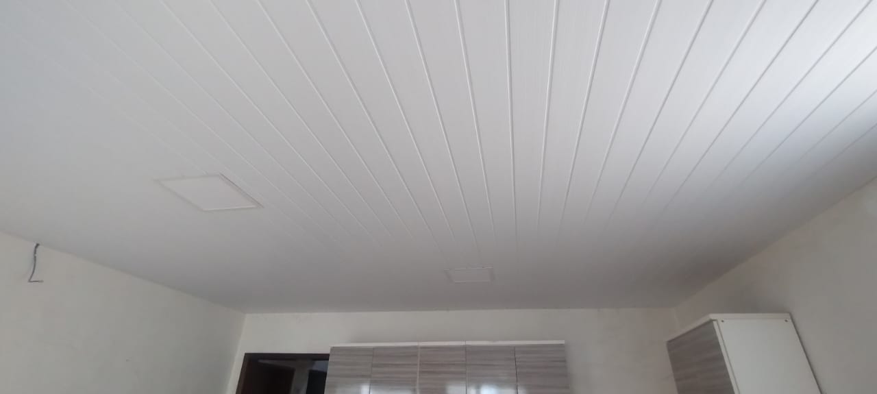 Item Forro de PVC branco frisado