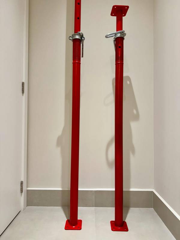 Item ESCORA METALICA COM ALTURA AJUSTAVEL 1600-2800MM, PINTURA ELETROSTATICA