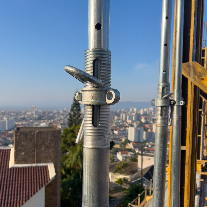 Item ESCORA METALICA COM ALTURA AJUSTAVEL 2200-4000MM, ACABAMENTO SUPERFICIE GALVANIZADO