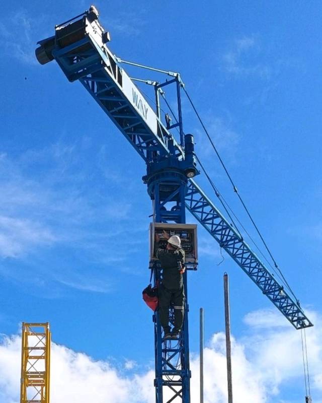 Item MINI GRUA ELETRICA COM LANCA DE 9 MTS DE COMPRIMENTO TORRE 10 MTS CAPACIDADE DE CARGA DE 700KG