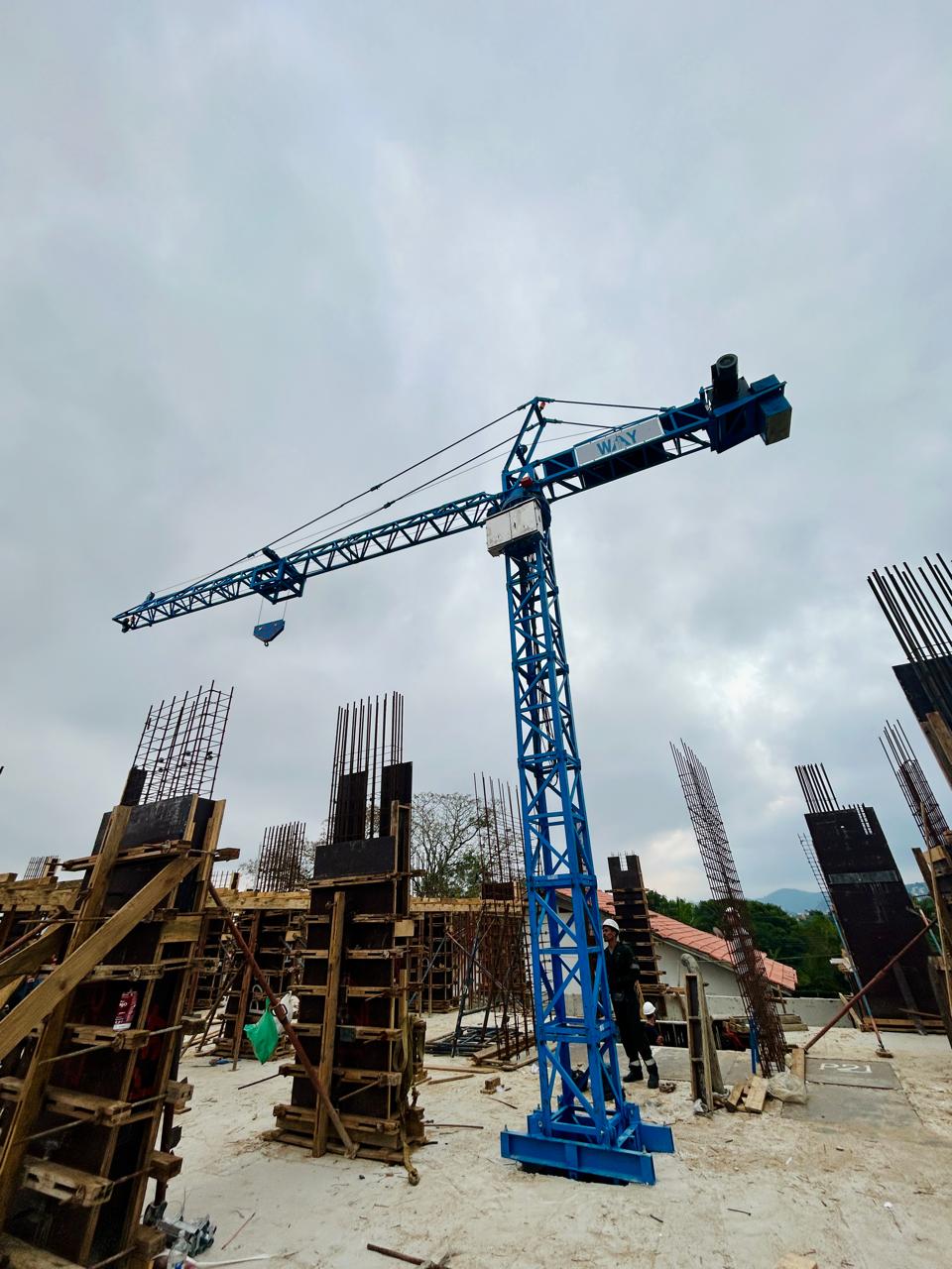 Item MINI GRUA ELETRICA COM LANCA DE 9 MTS DE COMPRIMENTO TORRE 10 MTS CAPACIDADE DE CARGA DE 700KG