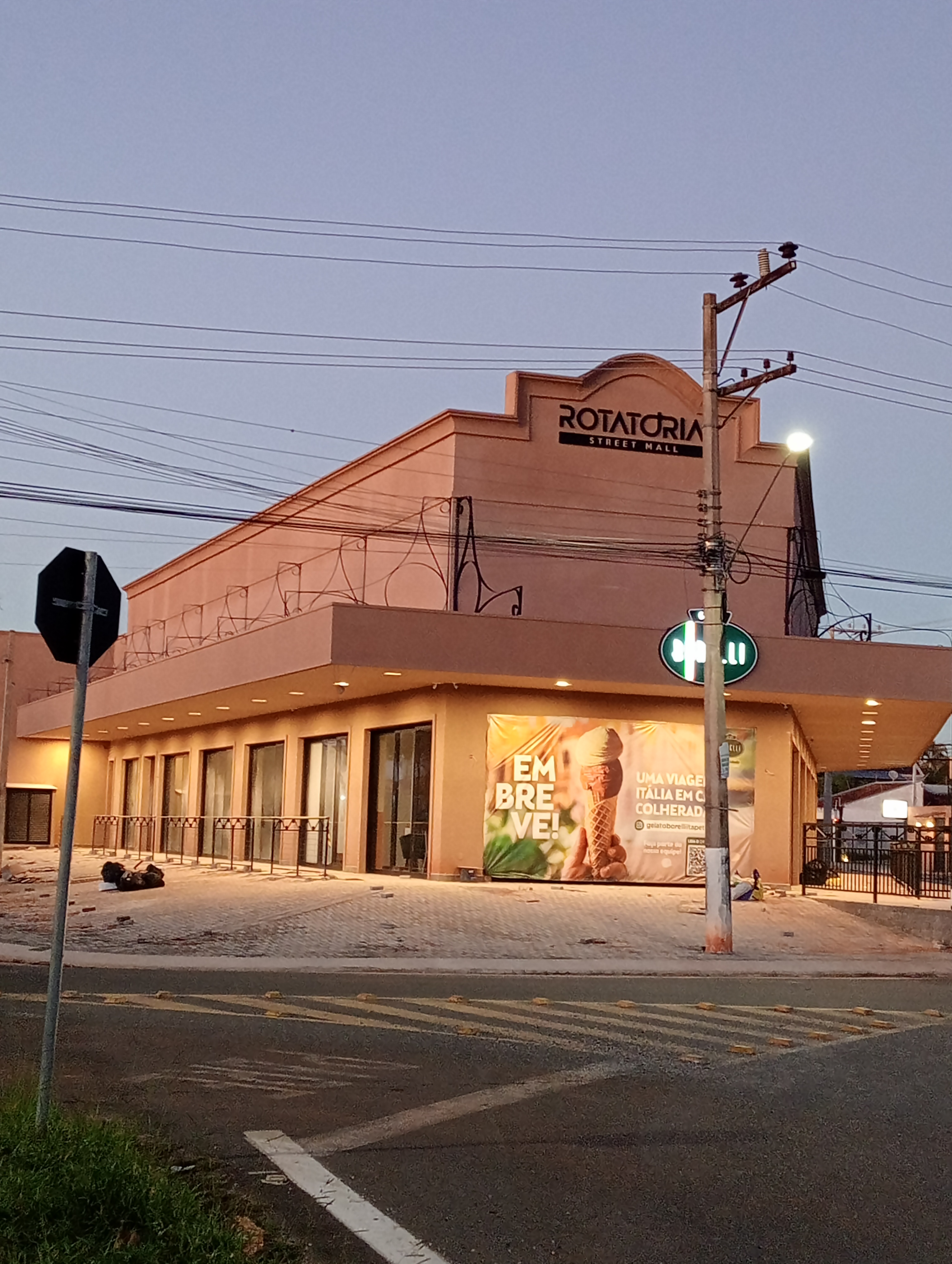 Item Shopping. Street mall