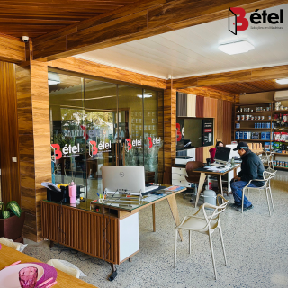 Item Excelência em Madeira: Estrutura, Estoque e Entrega de Alta Performance