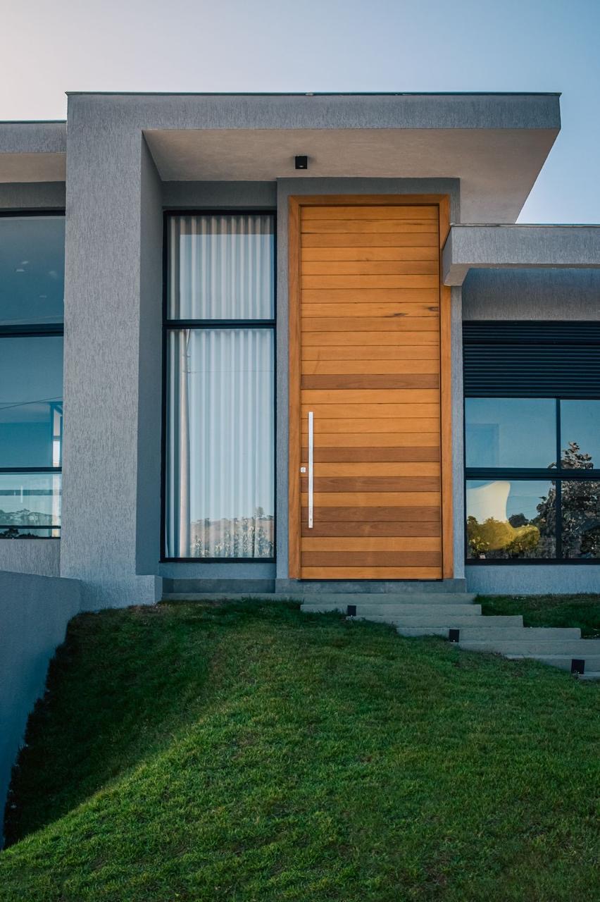 Item Portas maciças pivotantes