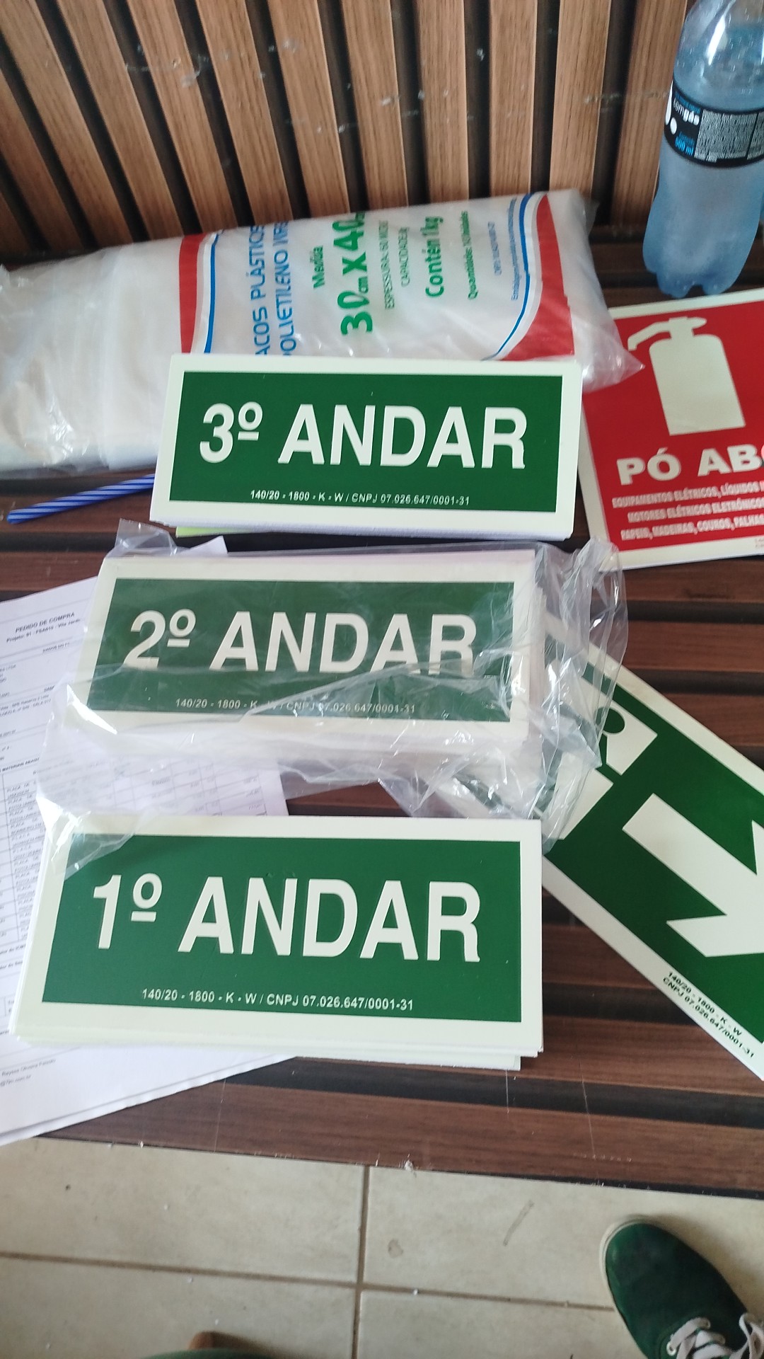 Item Todo tipo de material para sinalização de segurança