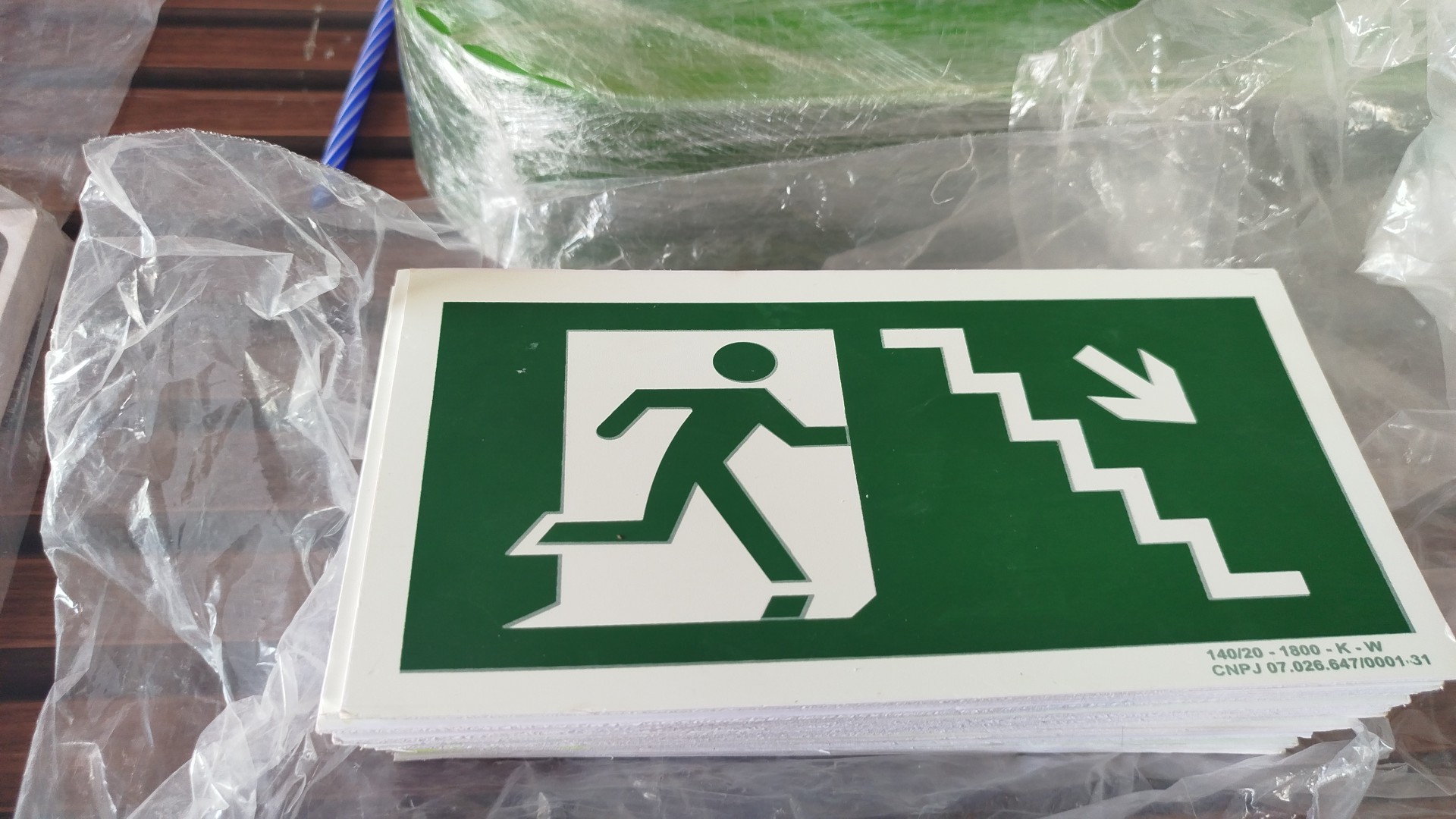 Item Todo tipo de material para sinalização de segurança