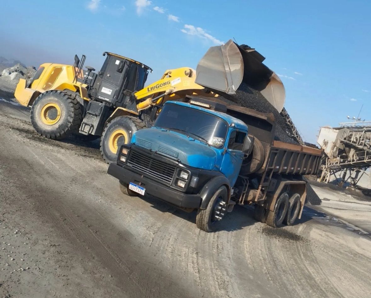 Item Caminhão caçamba: Terraplanagem, Aterros, Demolições e Aluguel