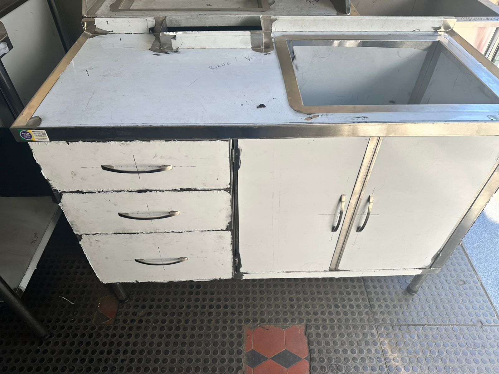 Item ARMARIO EM INOX