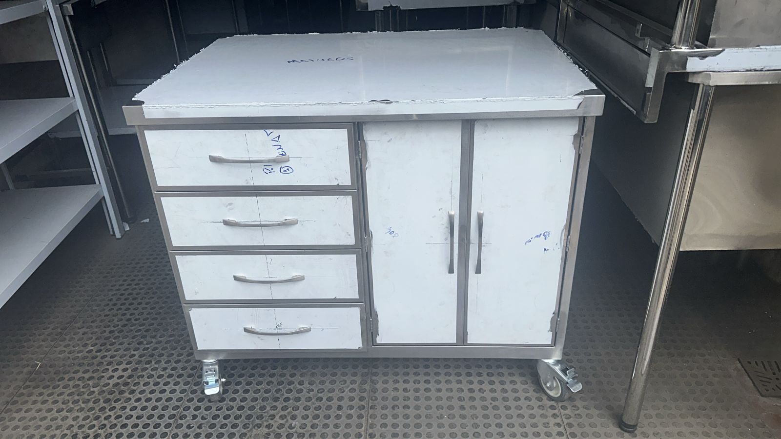 Item ARMARIO EM INOX