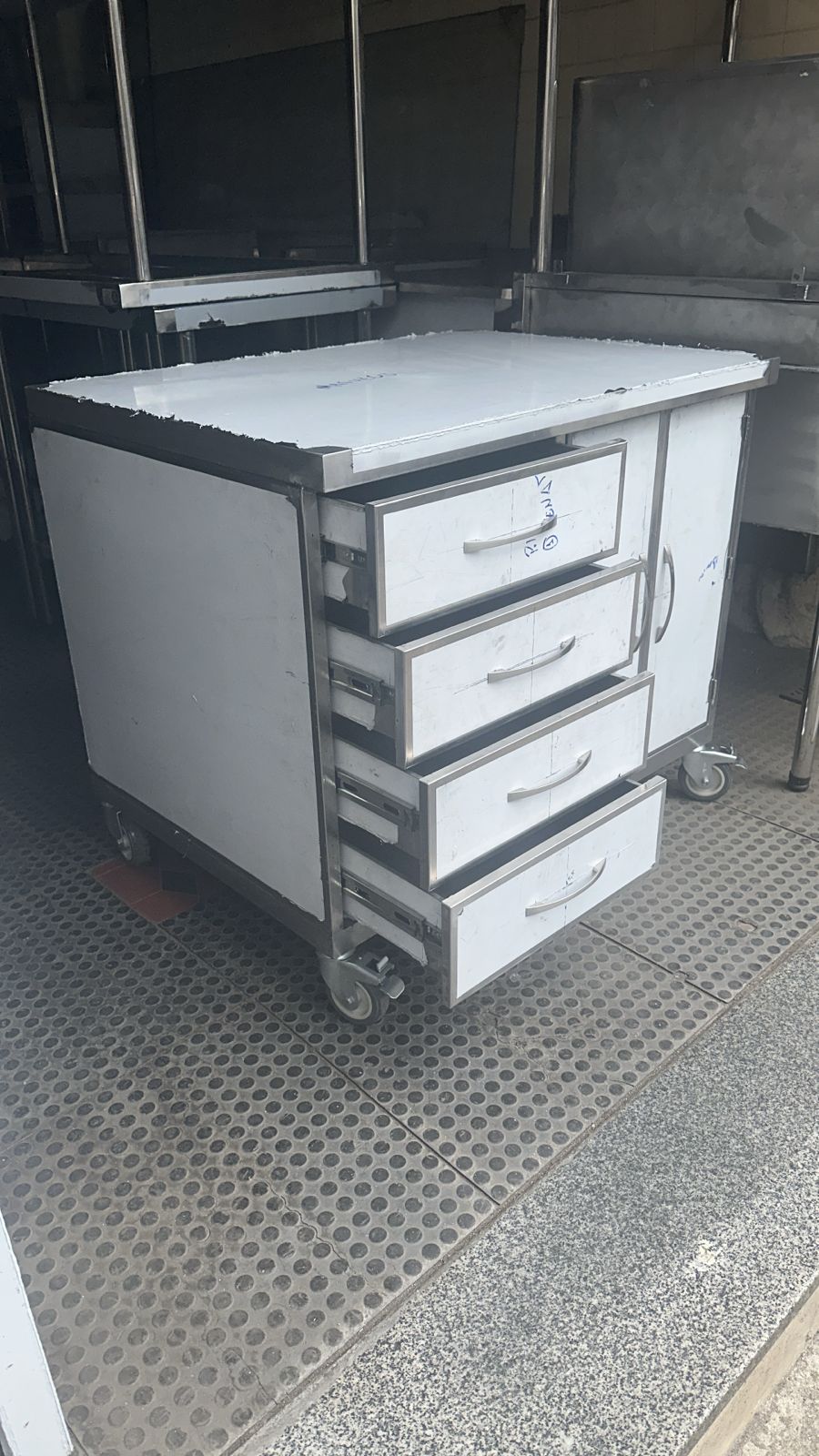 Item ARMARIO EM INOX