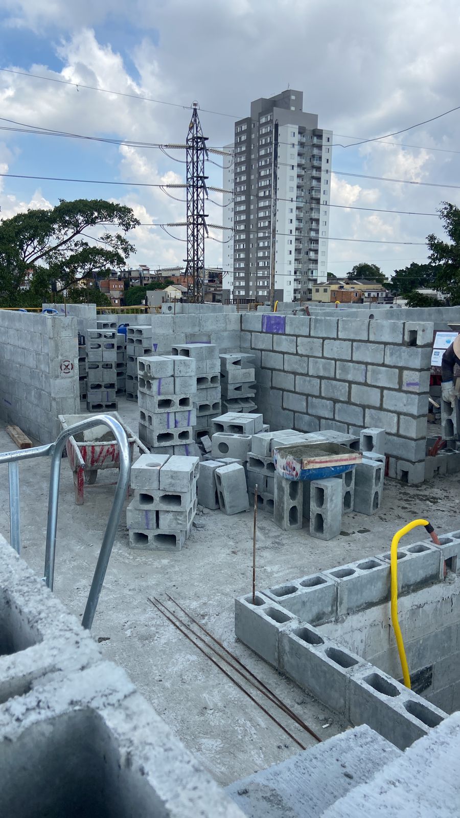 Item Levantando uma torre de apartamentos