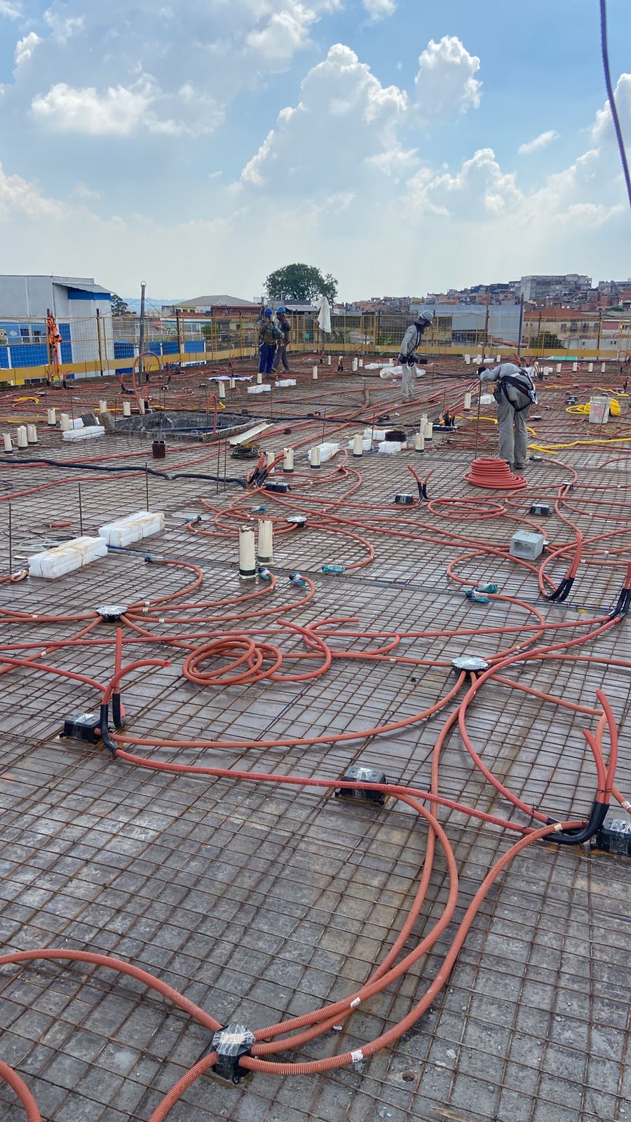 Item Levantando uma torre de apartamentos