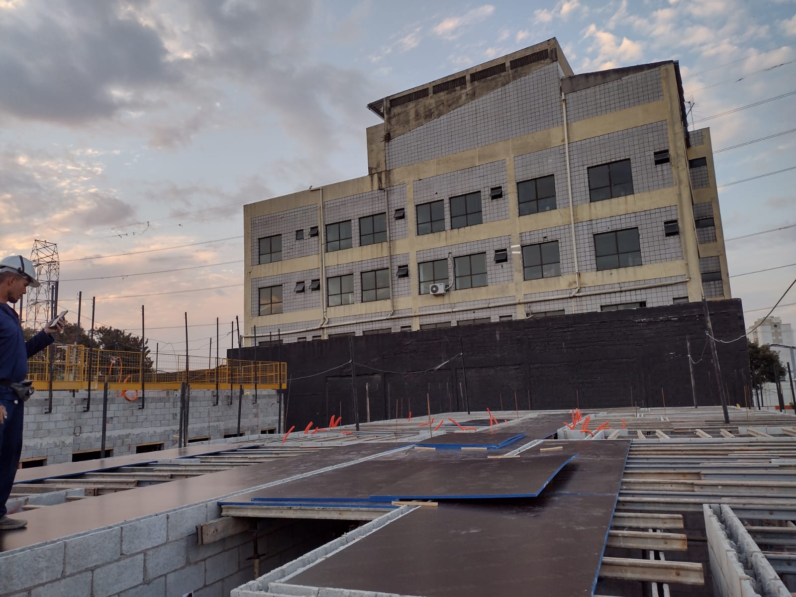 Item Levantando uma torre de apartamentos