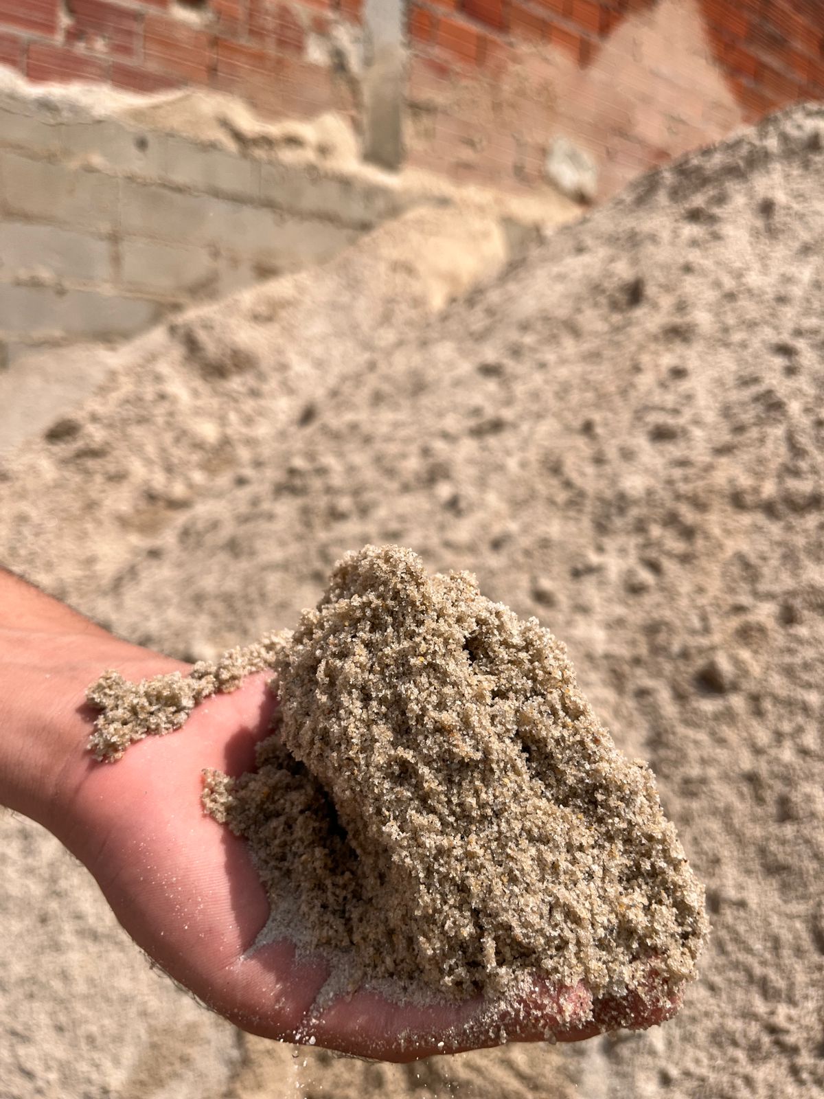 Item Materiais para construção, areia e pedra.