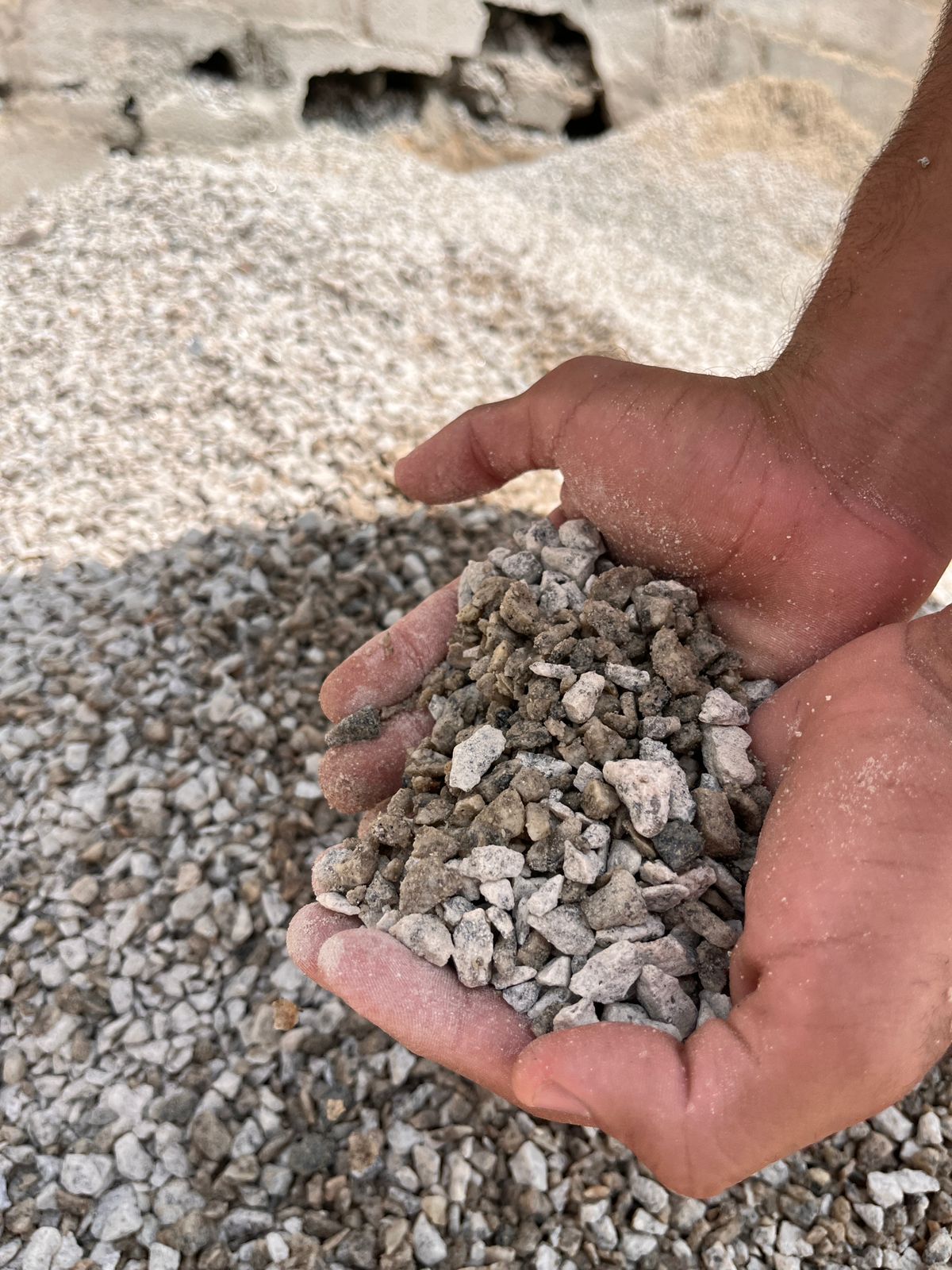 Item Materiais para construção, areia e pedra.
